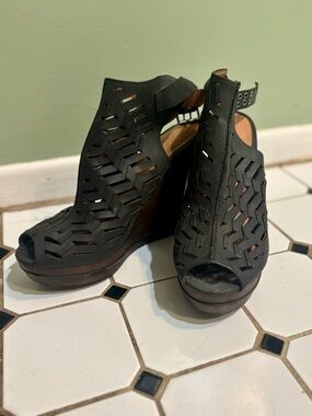 DKYNY Women's Black Cutout Wedge Sandals